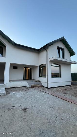 Casă cu 5 camere cu Teren 405 Mp în Crevedia