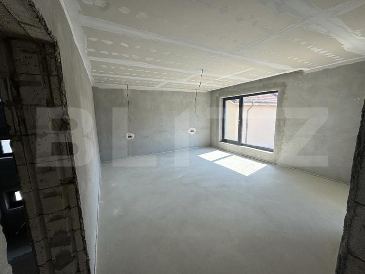 Casă individuală cu 10 camere cu Canalizare în Micro 3
