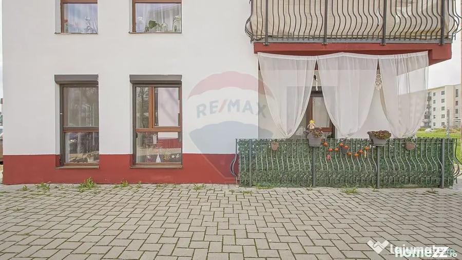 Apartament cu 3 camere decomandat în Tractorul