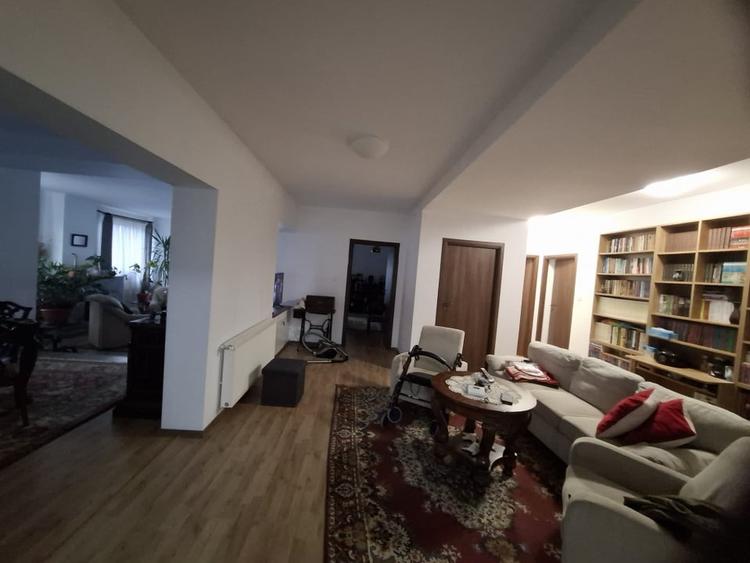 Casă individuală cu 6 camere cu Canalizare în Sânandrei