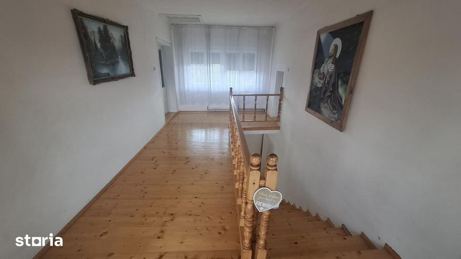 Casă cu 5 camere cu Teren 1088 Mp în Central