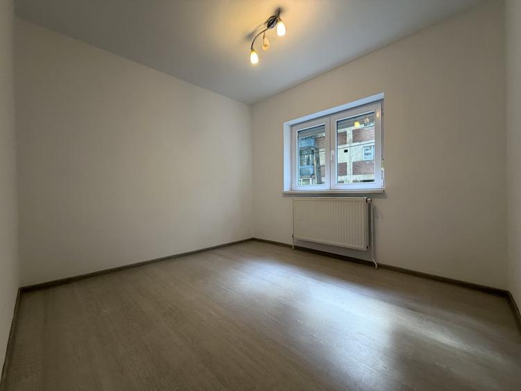Apartament cu 3 camere decomandat în Aradului
