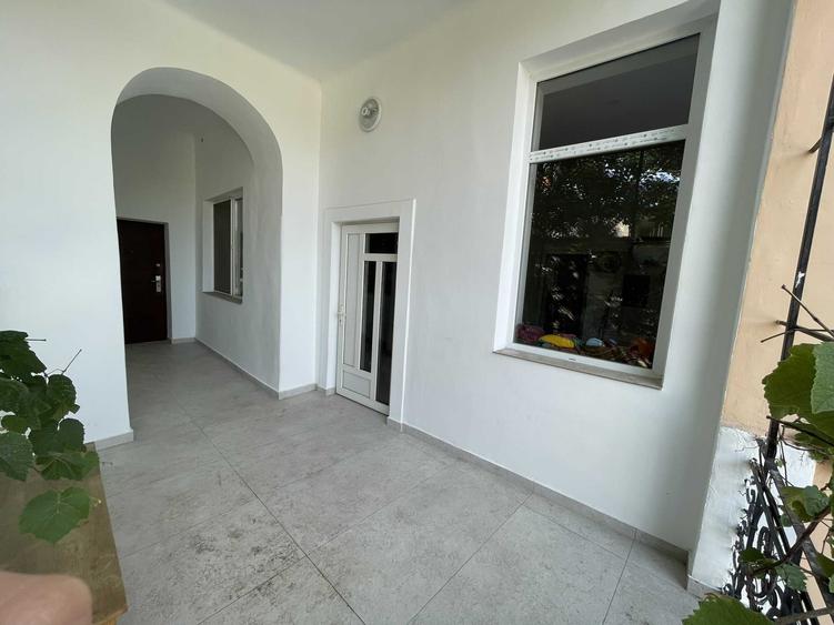 Apartament cu 2 camere decomandat, mobilat în Central