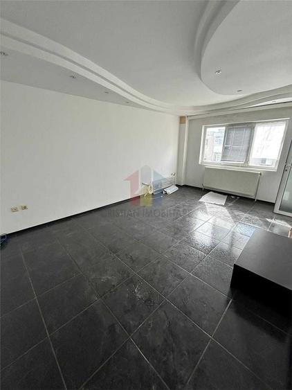 Apartament cu 3 camere decomandat în Calarași 4
