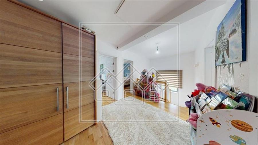 Duplex cu 5 camere cu Canalizare în Cristian