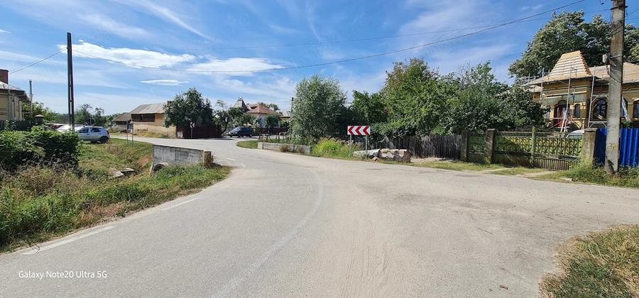 Casă cu Teren 1600 Mp în Melinești