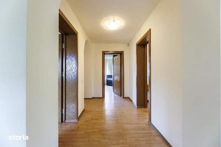 Casă cu 4 camere în Central