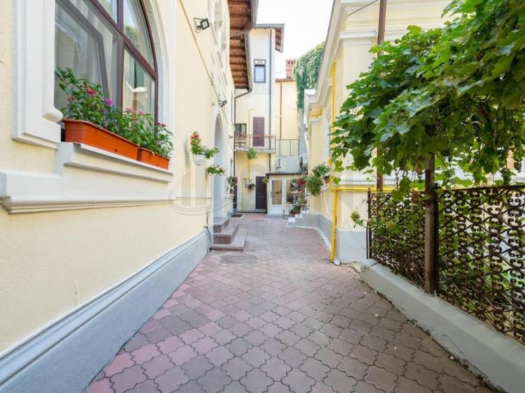 Casă cu 5 camere cu Teren 370 Mp în Romană