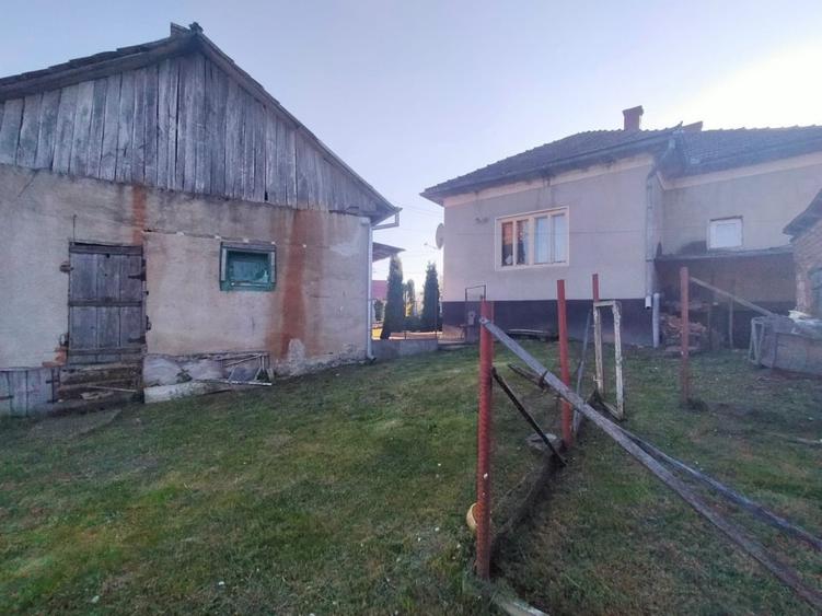 Casă individuală cu 2 camere cu Teren 2980 Mp în Panticeu