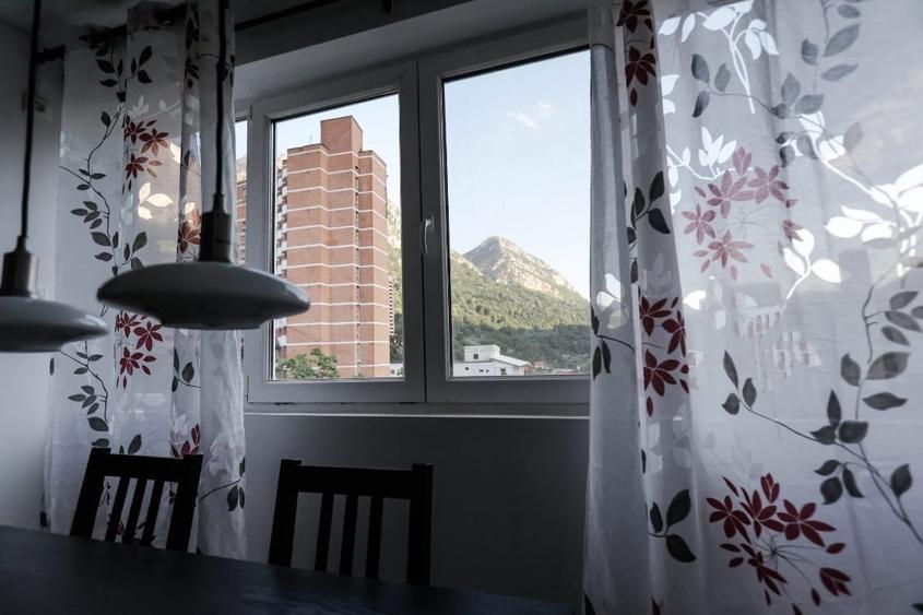 Apartament cu 2 camere semidecomandat, mobilat în Sud-Vest