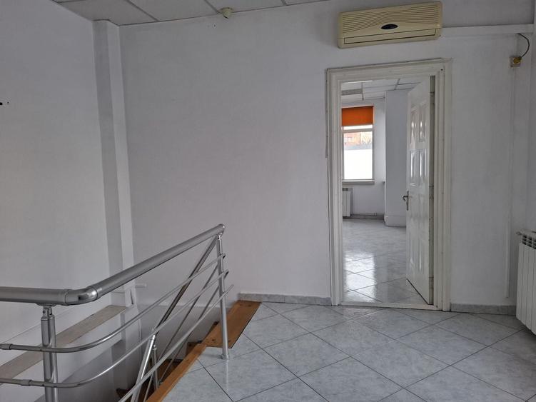 Casă individuală cu 8 camere cu Canalizare în Dacia
