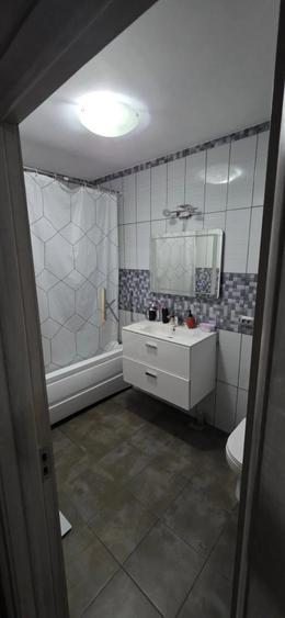 Apartament cu 2 camere semidecomandat, mobilat în Florești