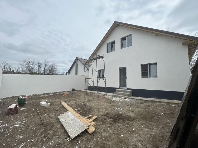 Casă cu 4 camere în Lumina