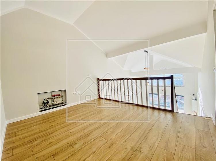 Penthouse cu 3 camere semidecomandat în Exterior Vest