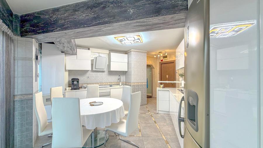 Penthouse cu 4 camere decomandat, mobilat în Gemenii