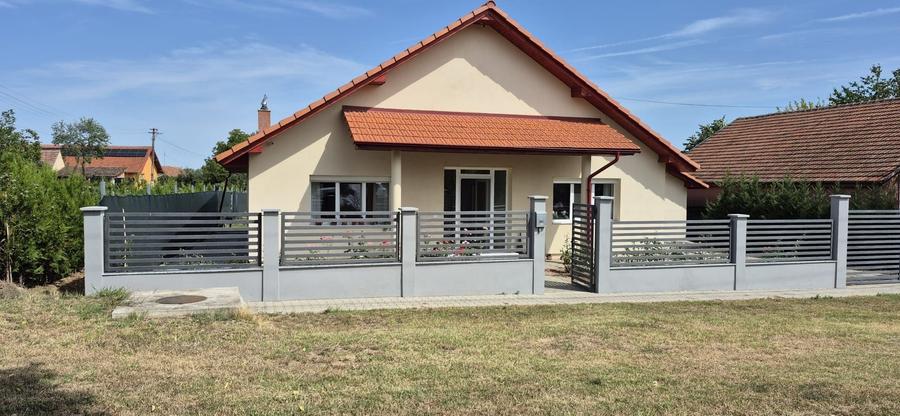 Casă cu 3 camere în Bodrogu Nou