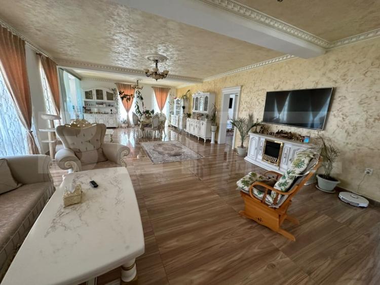 Casă cu 5 camere cu Teren 1604 Mp în Central