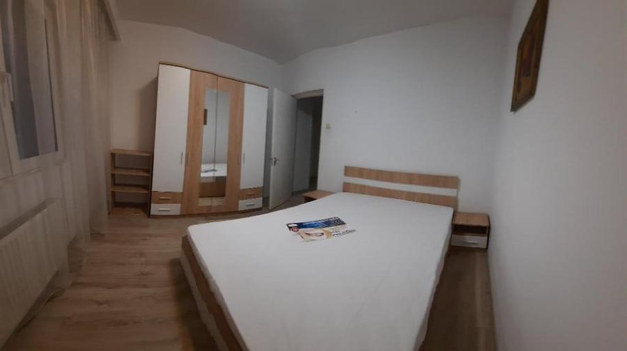 Apartament cu 3 camere decomandat în Victoriei