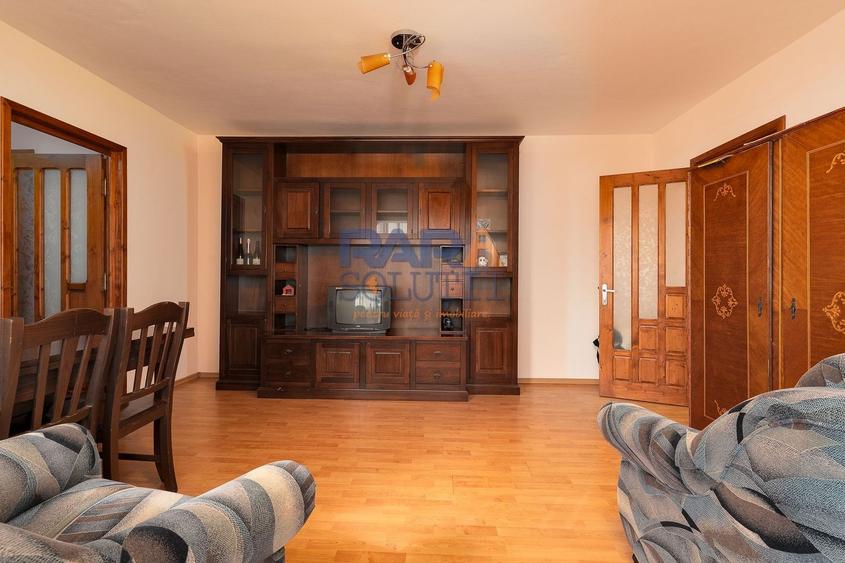 Apartament cu 3 camere semidecomandat, mobilat în Central