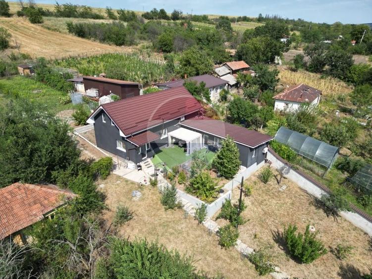 Casă individuală cu 5 camere cu Teren 5300 Mp în Găvănești