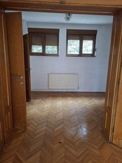 Casă individuală cu 6 camere cu Canalizare în Central