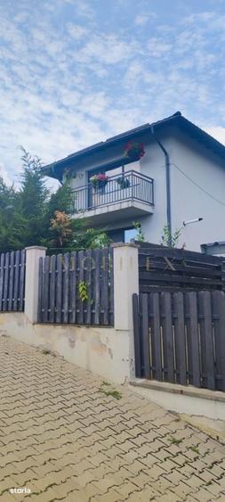 Casă cu 4 camere decomandat în Corușu