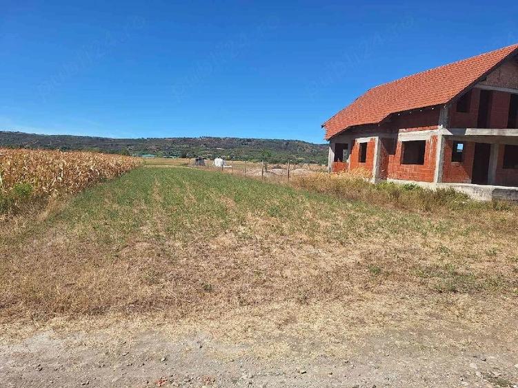 Teren de 1800 mp, în Oșorhei