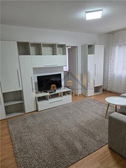 Apartament cu 3 camere semidecomandat, mobilat în Circumvalațiunii