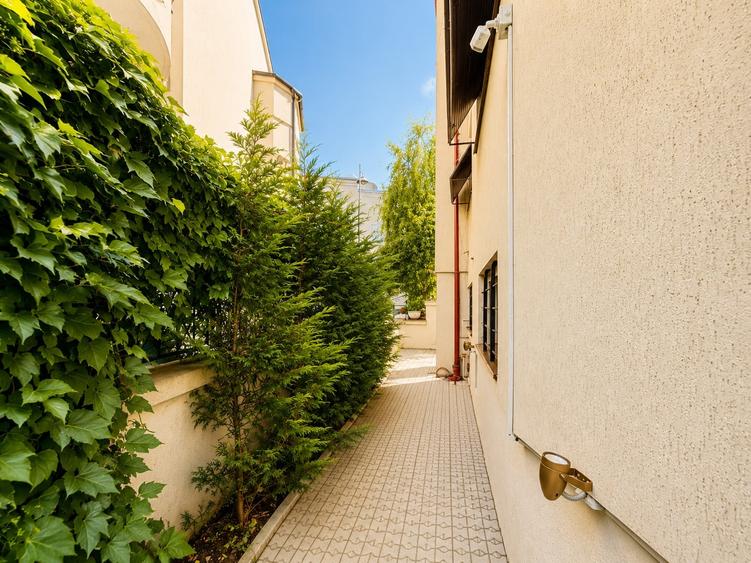 Casă individuală cu 12 camere cu Canalizare în Central