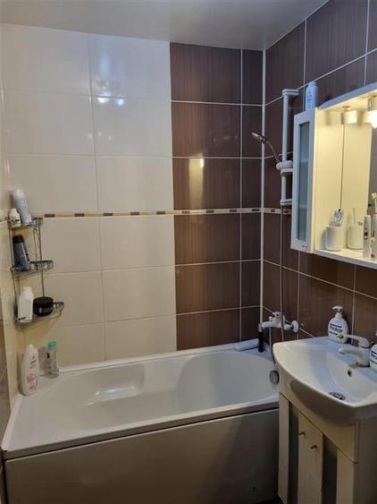 Apartament cu 3 camere decomandat, mobilat în Podu Roș