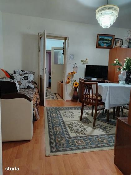 Apartament cu 3 camere semidecomandat în Săsar
