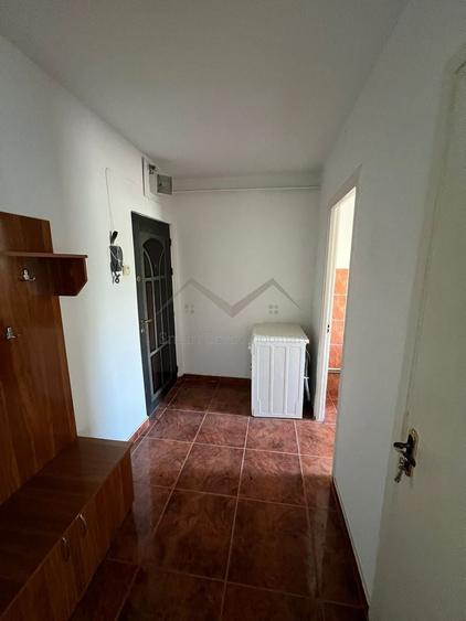 Apartament cu 2 camere semidecomandat în Podu Roș