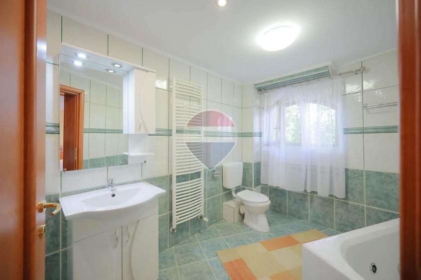 Casă individuală cu 5 camere cu Teren 1198 Mp în Central