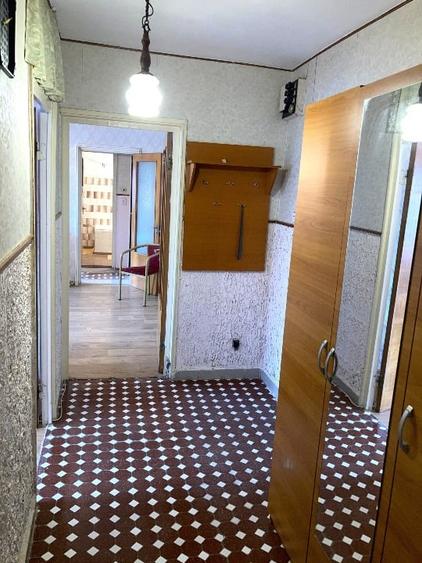 Apartament cu 3 camere semidecomandat în Rahova