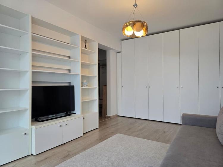 Apartament cu 3 camere semidecomandat, mobilat în Otopeni