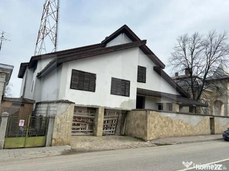 Casă cu 7 camere cu Teren 900 Mp în Dorohoi