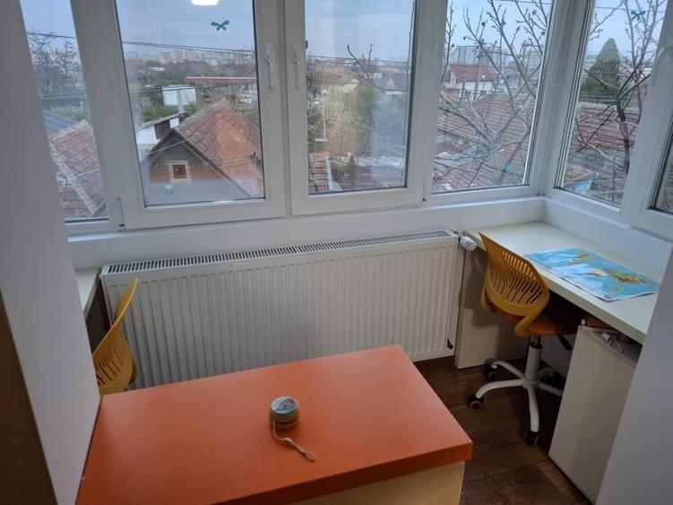 Apartament cu 4 camere decomandat, mobilat în Confecții