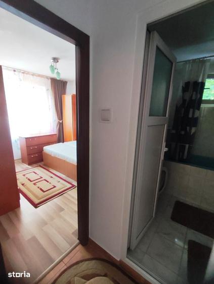 Apartament cu 3 camere semidecomandat în Rahova