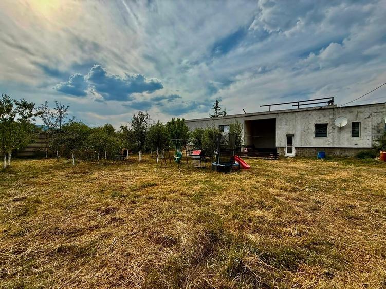 Spațiu comercial, de 420 mp, în Mintia