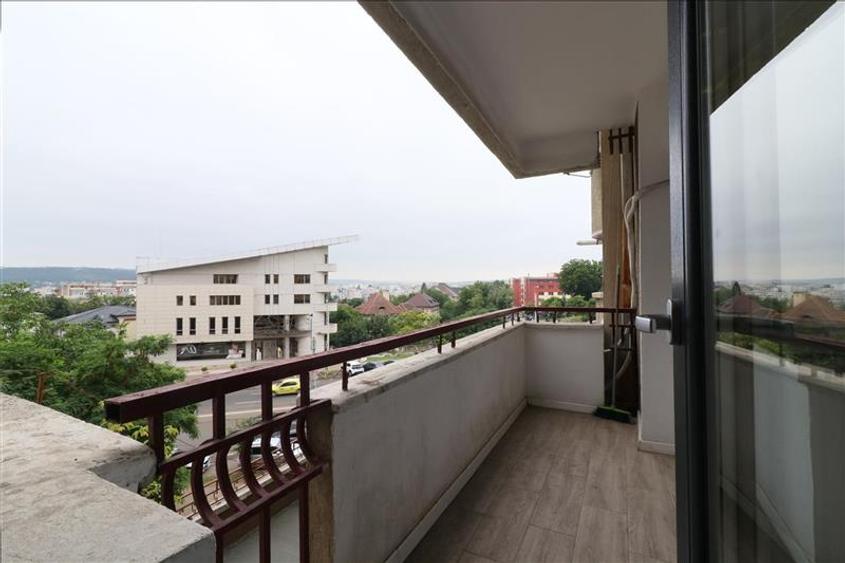 Apartament cu 4 camere decomandat în Central