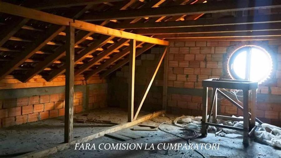 Casă individuală cu 6 camere cu Canalizare în Sud