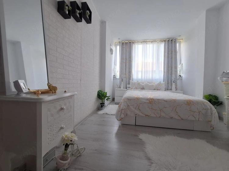 Apartament cu 3 camere semidecomandat în Girocului