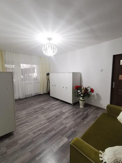 Apartament cu 3 camere decomandat în Piața Centrală