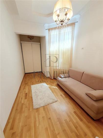 Apartament cu 3 camere semidecomandat, mobilat în Neptun