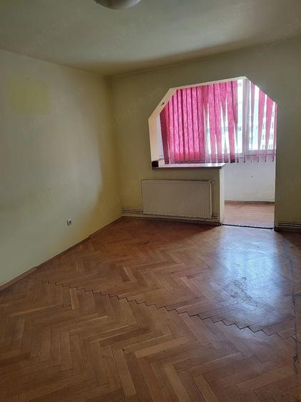 Apartament cu 4 camere semidecomandat în Central