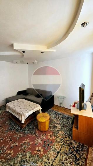 Apartament cu 3 camere decomandat, mobilat în Precista