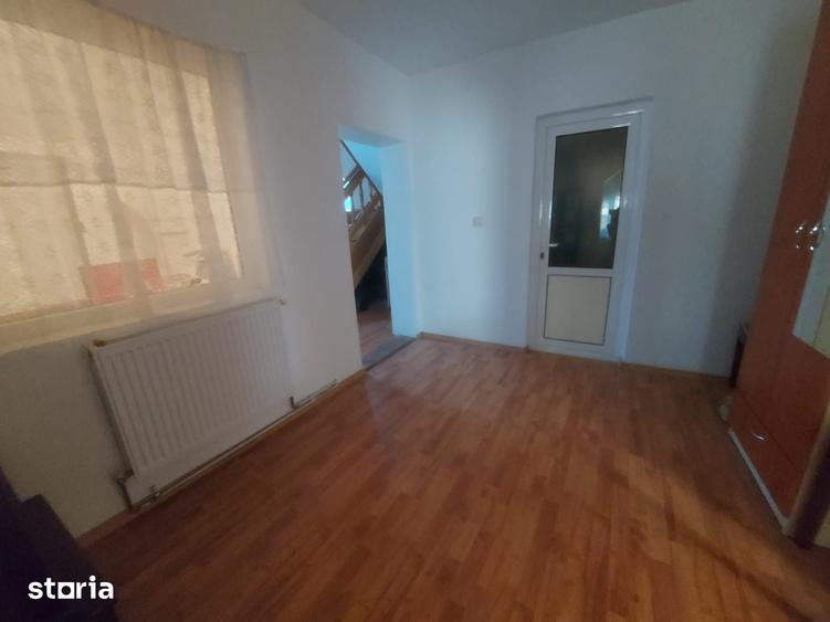 Casă cu 5 camere cu Teren 500 Mp în Priseaca