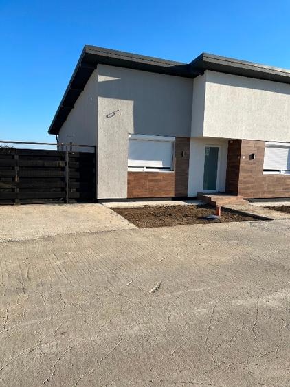 Casă individuală cu 3 camere cu Teren 450 Mp în Dumbrăveni
