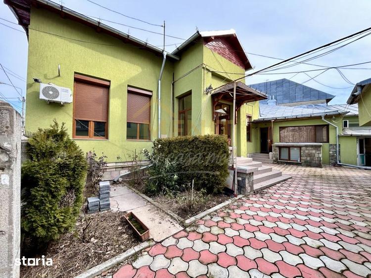 Casă cu 9 camere semidecomandat cu Teren 438 Mp în Central