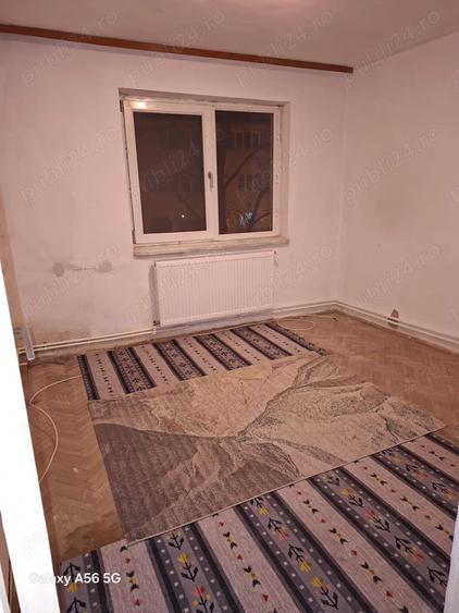 Apartament cu 3 camere semidecomandat în Cet